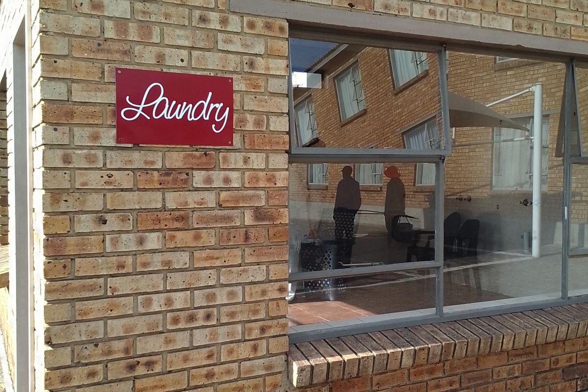 Charming 1-bedroom sectional title for sale, perfect for first-time buyers or savvy investors! - Photo 2