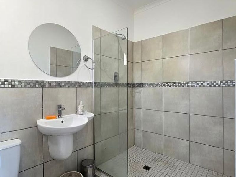 Beautiful Furnished river view 2-Bedroom Apartment to let! - Photo 10