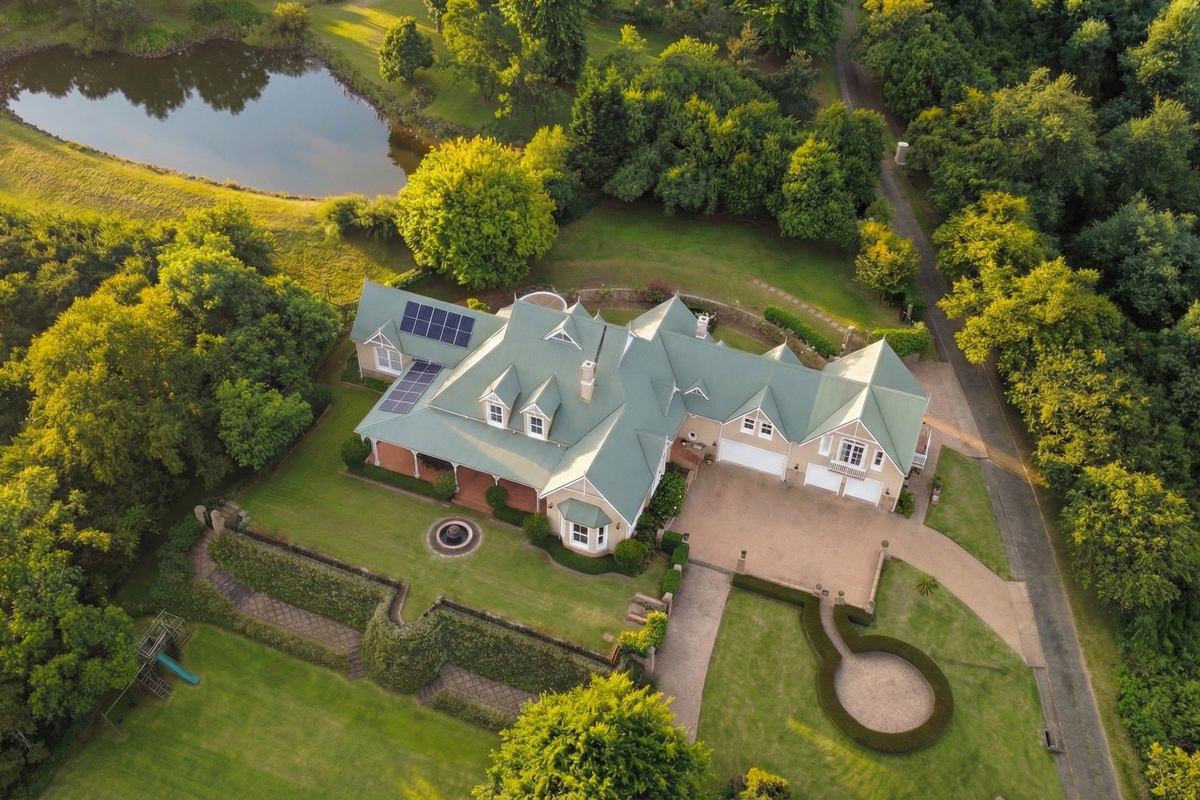 Elegant Country Estate Living with Exceptional Views - Photo 4