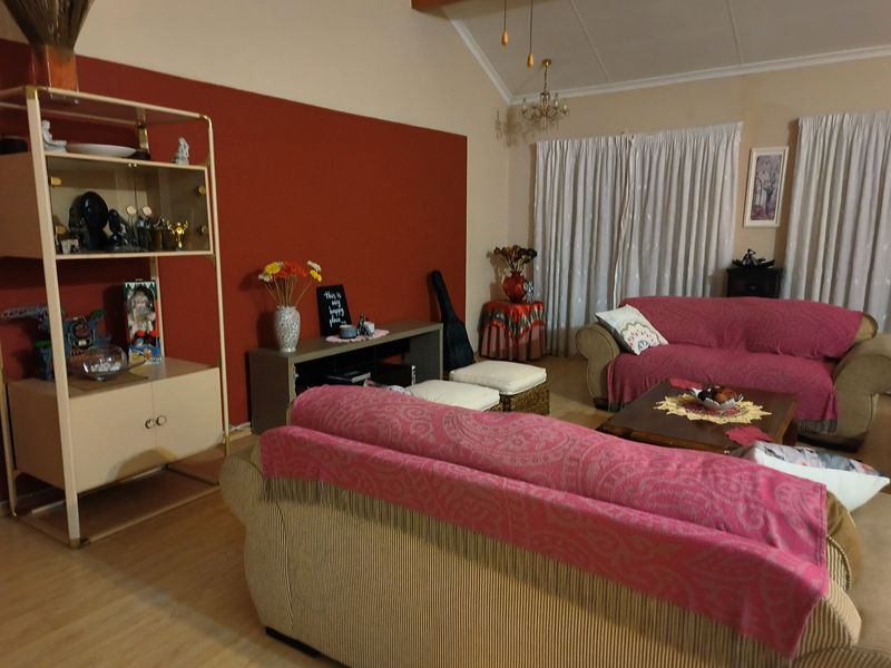 Four Bedroom House with an attached Granny flat For Sale in Collerville - Photo 7