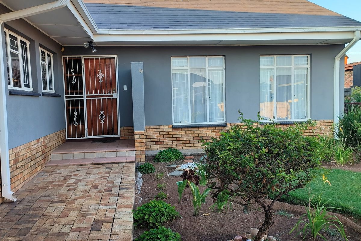 Four Bedroom House with an attached Granny flat For Sale in Collerville - Photo 2