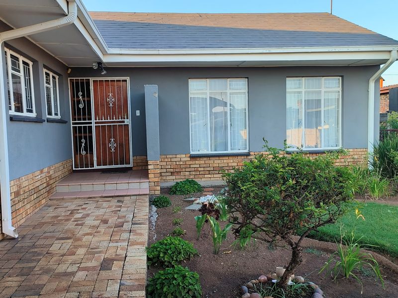 Four Bedroom House with an attached Granny flat For Sale in Collerville - Photo 2