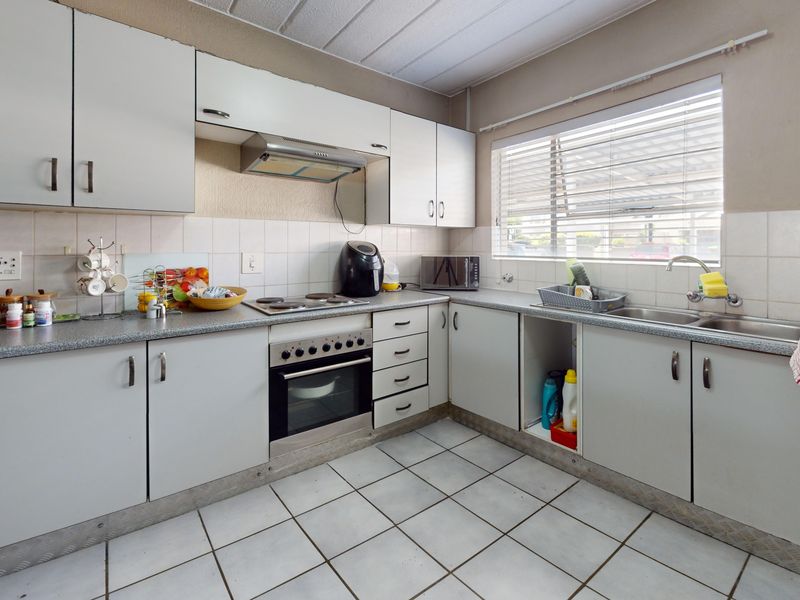 NON-DISTRESSED LUXURY AUCTION. BIDDING TO START FROM R640 000! - Photo 5