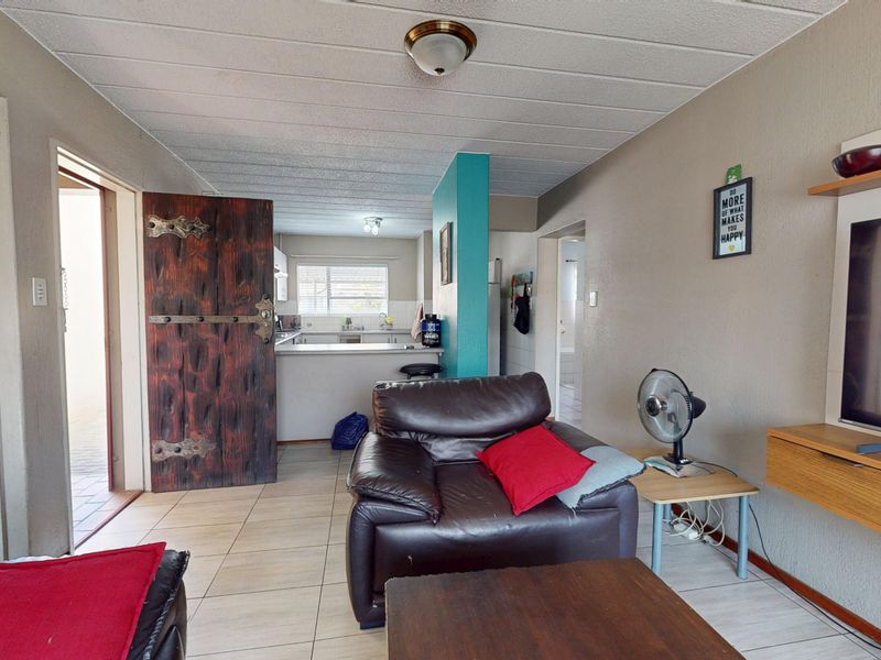 NON-DISTRESSED LUXURY AUCTION. BIDDING TO START FROM R640 000! - Photo 4