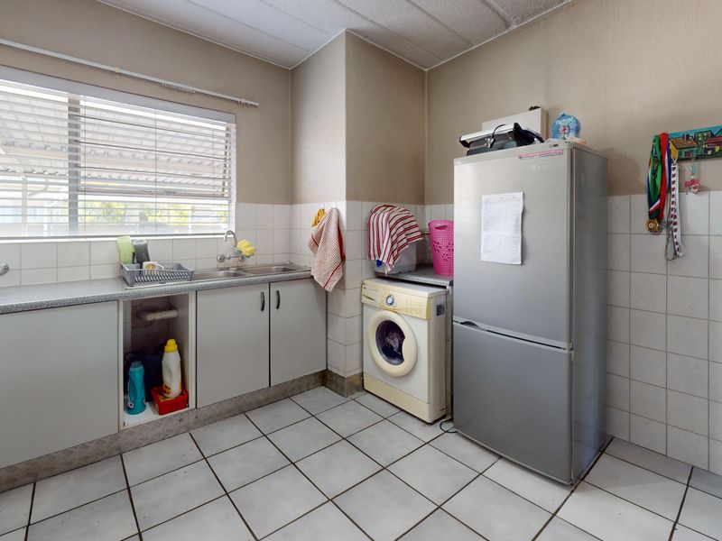 NON-DISTRESSED LUXURY AUCTION. BIDDING TO START FROM R640 000! - Photo 7