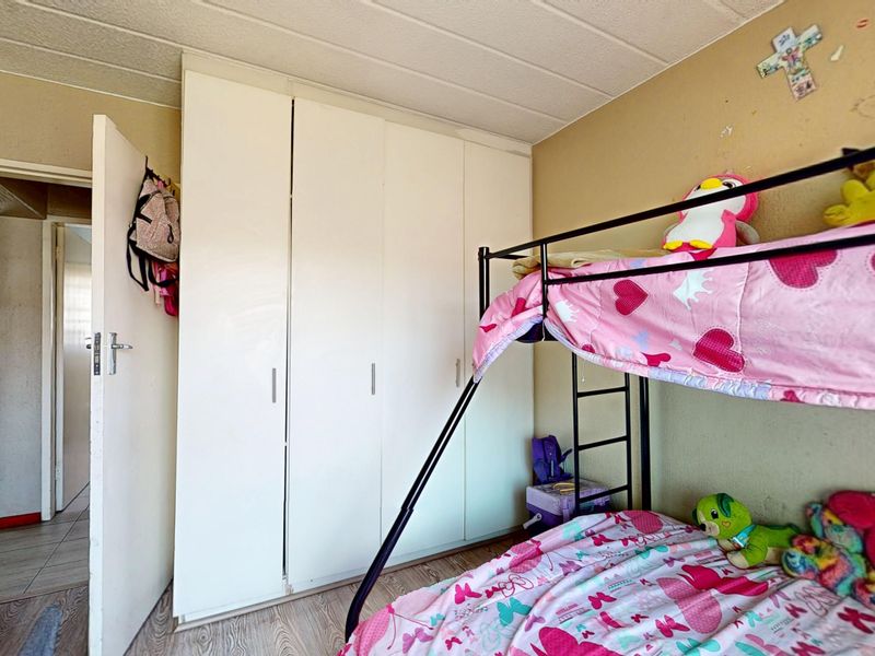 NON-DISTRESSED LUXURY AUCTION. BIDDING TO START FROM R640 000! - Photo 9