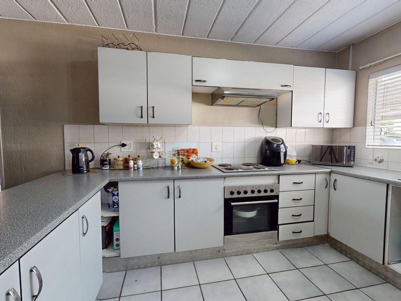 NON-DISTRESSED LUXURY AUCTION. BIDDING TO START FROM R640 000! - Photo 6