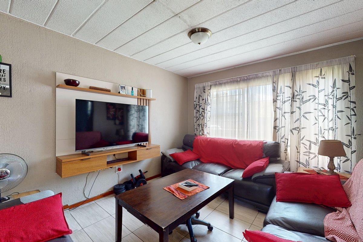 NON-DISTRESSED LUXURY AUCTION. BIDDING TO START FROM R640 000! - Photo 2