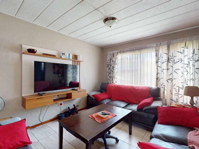 NON-DISTRESSED LUXURY AUCTION. BIDDING TO START FROM R640 000! - Photo 2