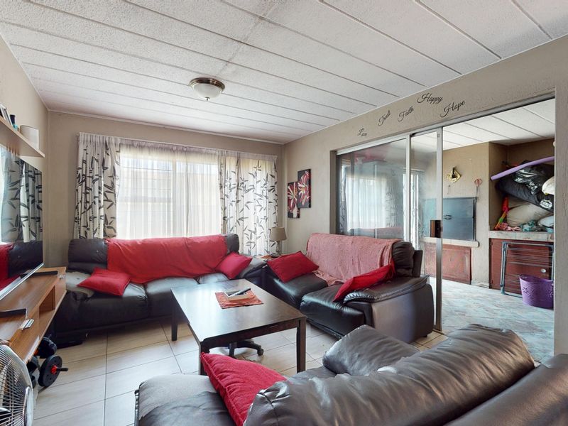 NON-DISTRESSED LUXURY AUCTION. BIDDING TO START FROM R640 000! - Photo 3