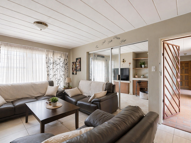 NON-DISTRESSED LUXURY AUCTION. BIDDING TO START FROM R640 000! - Photo 2