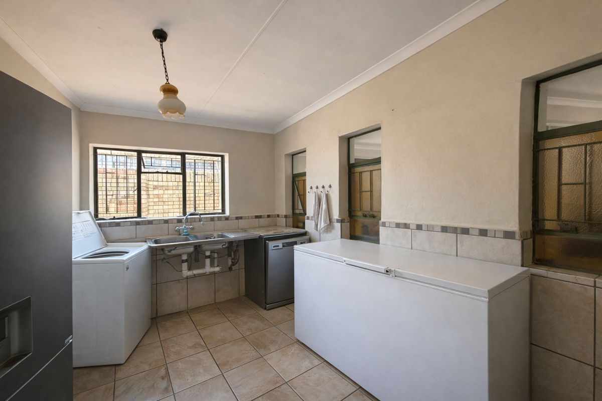 Spacious 4-Bedroom Family Home with Pool, Expansive Garden & Private Flatlet - Photo 4