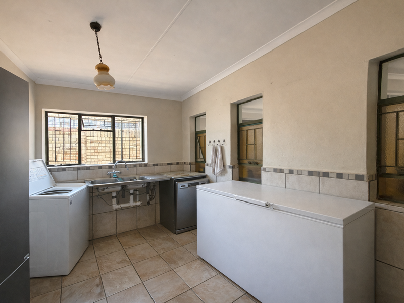 Spacious 4-Bedroom Family Home with Pool, Expansive Garden & Private Flatlet - Photo 4