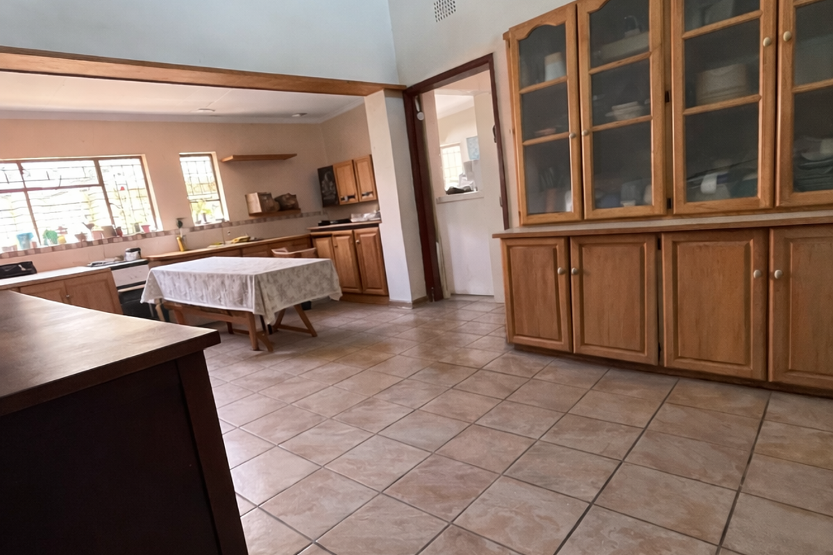 Spacious 4-Bedroom Family Home with Pool, Expansive Garden & Private Flatlet - Photo 3