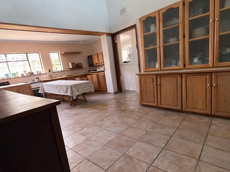 Spacious 4-Bedroom Family Home with Pool, Expansive Garden & Private Flatlet - Photo 3