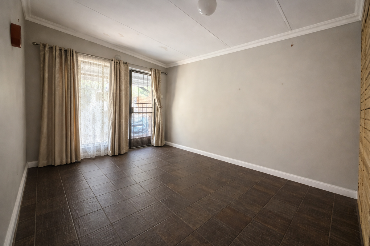 Spacious 4-Bedroom Family Home with Pool, Expansive Garden & Private Flatlet - Photo 5