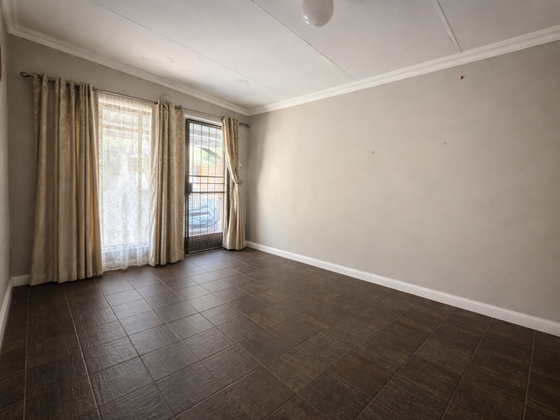 Spacious 4-Bedroom Family Home with Pool, Expansive Garden & Private Flatlet - Photo 5