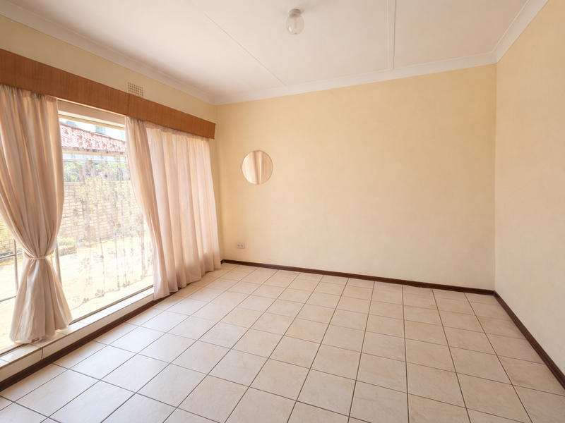 Spacious 4-Bedroom Family Home with Pool, Expansive Garden & Private Flatlet - Photo 10