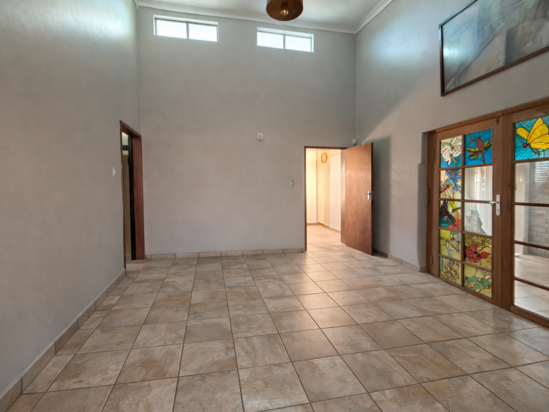 Spacious 4-Bedroom Family Home with Pool, Expansive Garden & Private Flatlet - Photo 8