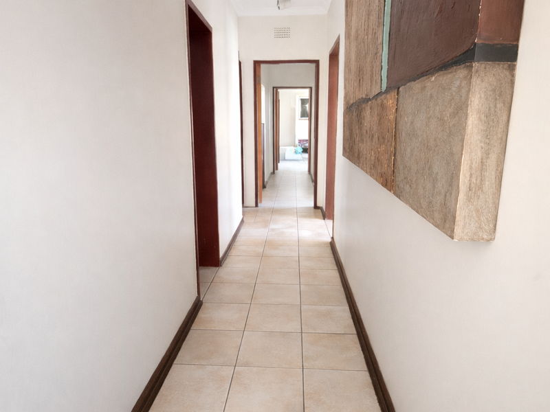 Spacious 4-Bedroom Family Home with Pool, Expansive Garden & Private Flatlet - Photo 7