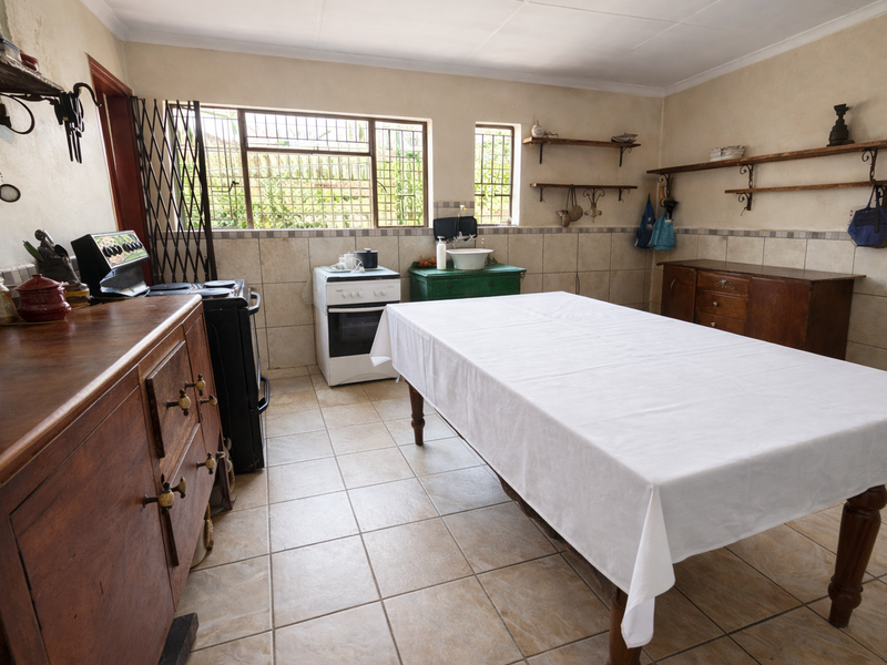 Spacious 4-Bedroom Family Home with Pool, Expansive Garden & Private Flatlet - Photo 2