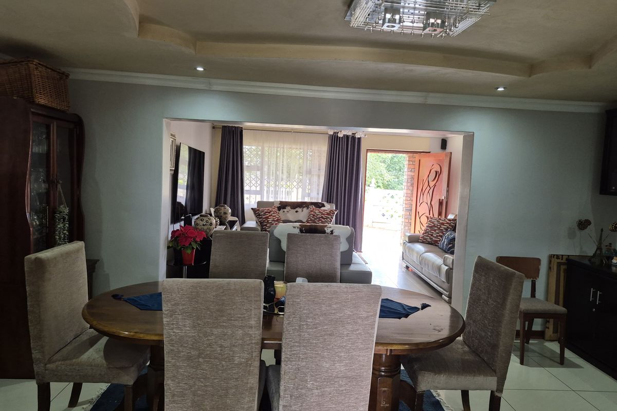 Charming, Secure Family Home Ready to Move In - Photo 5