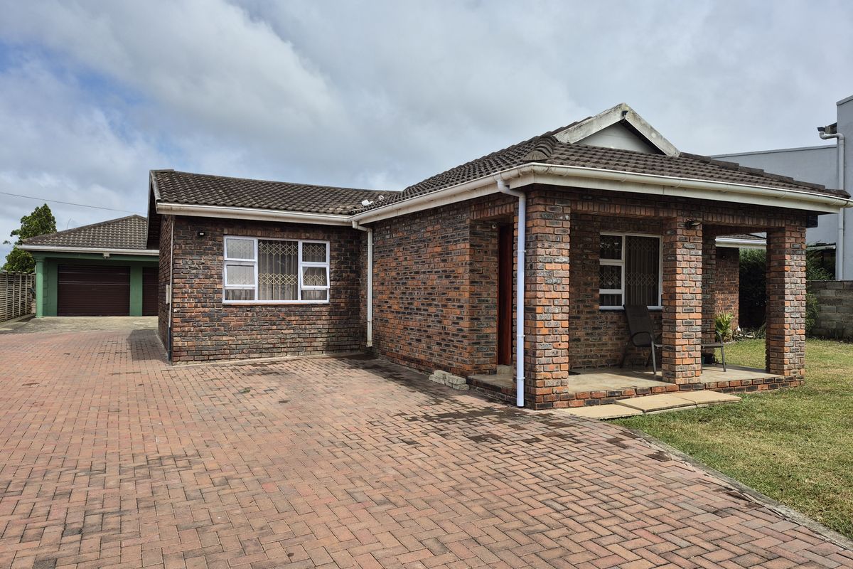 Charming, Secure Family Home Ready to Move In - Photo 2