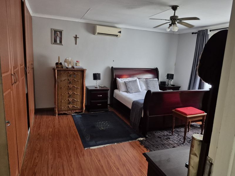 Charming, Secure Family Home Ready to Move In - Photo 10