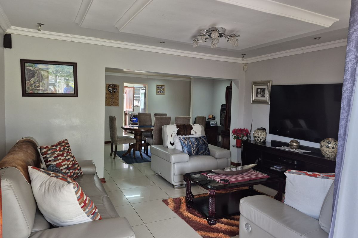 Charming, Secure Family Home Ready to Move In - Photo 4