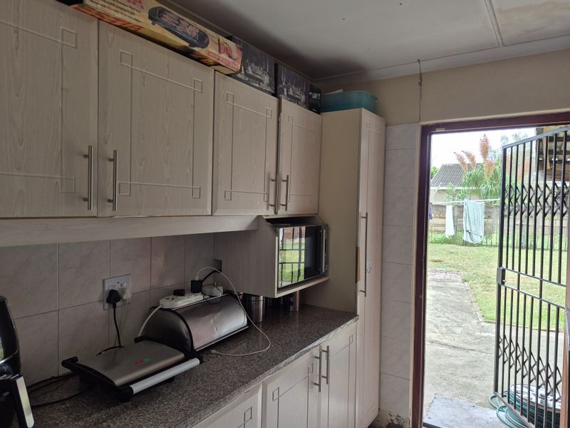 Charming, Secure Family Home Ready to Move In - Photo 7