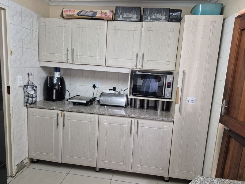 Charming, Secure Family Home Ready to Move In - Photo 8