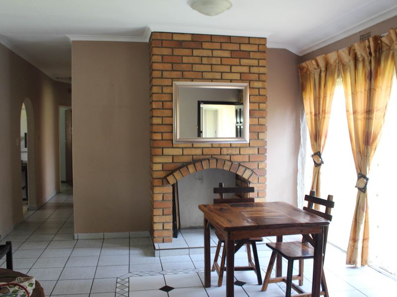 Beautiful 5 Bedroom house with swimming pool in Glen Marais - Photo 6