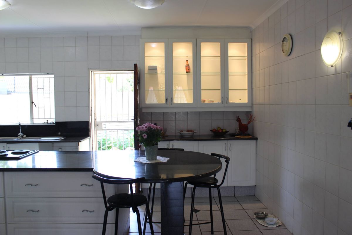 Beautiful 5 Bedroom house with swimming pool in Glen Marais - Photo 4