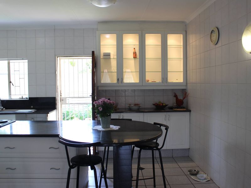 Beautiful 5 Bedroom house with swimming pool in Glen Marais - Photo 4