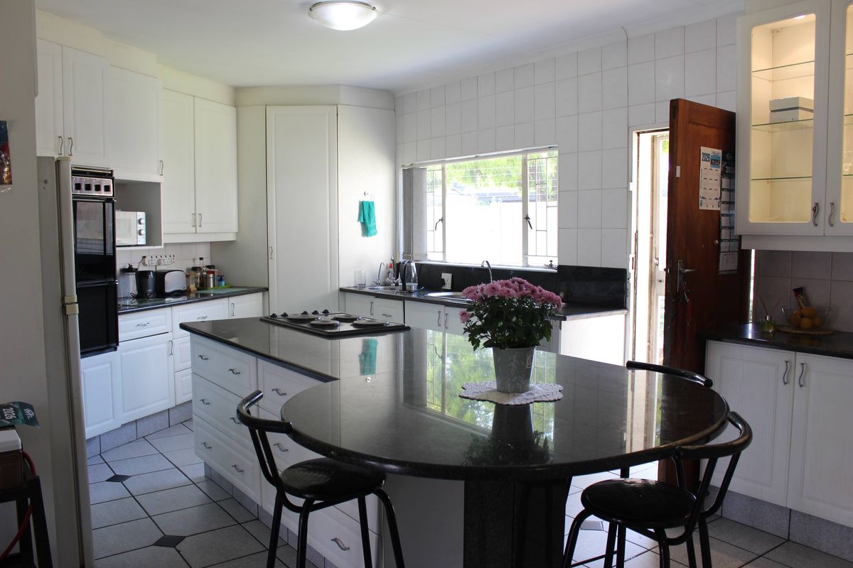 Beautiful 5 Bedroom house with swimming pool in Glen Marais - Photo 3