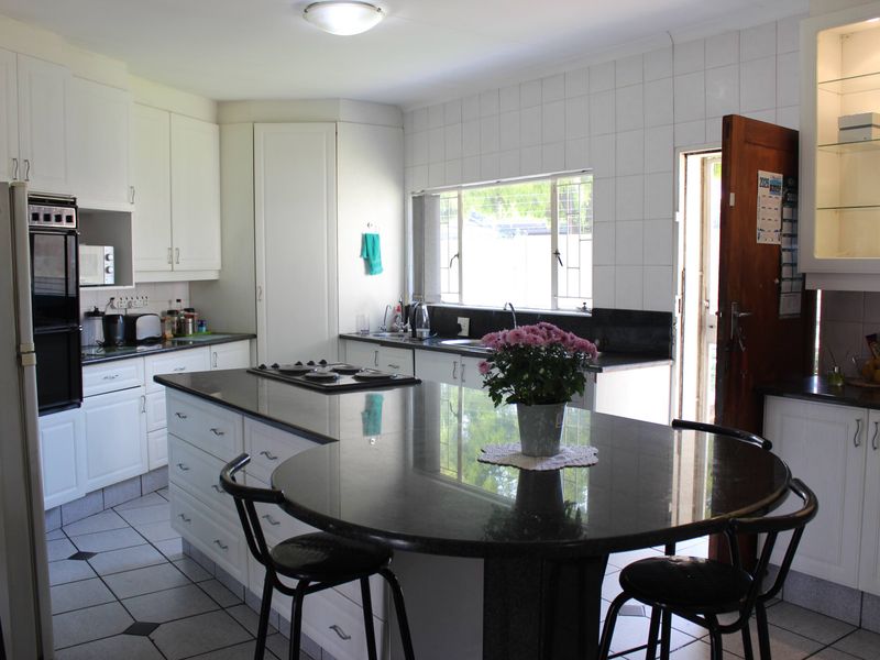 Beautiful 5 Bedroom house with swimming pool in Glen Marais - Photo 3