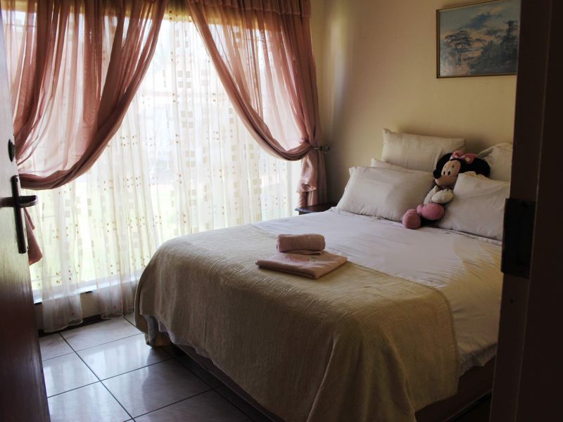 Beautiful 5 Bedroom house with swimming pool in Glen Marais - Photo 9