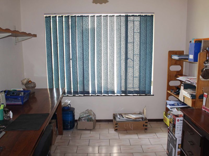 Beautiful 5 Bedroom house with swimming pool in Glen Marais - Photo 8