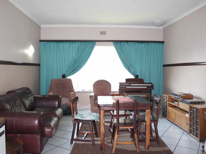 Beautiful 5 Bedroom house with swimming pool in Glen Marais - Photo 7