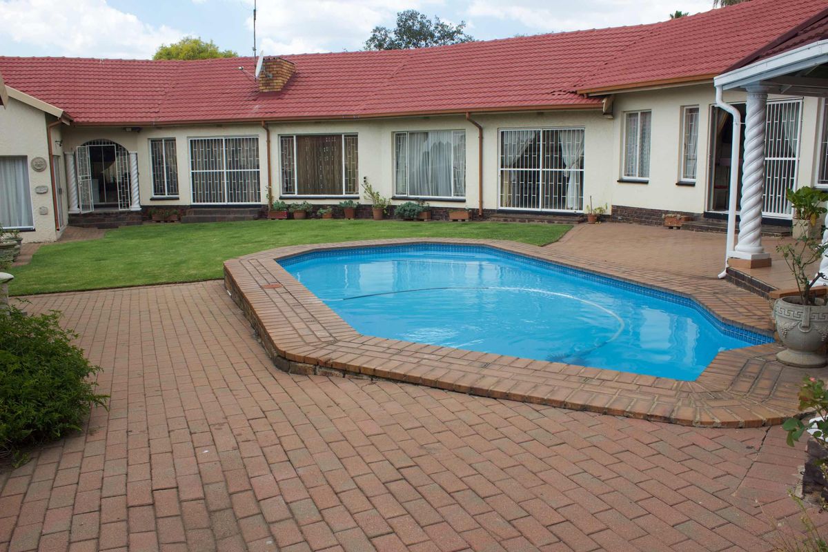 Beautiful 5 Bedroom house with swimming pool in Glen Marais - Photo 5