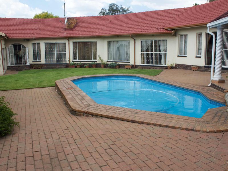 Beautiful 5 Bedroom house with swimming pool in Glen Marais - Photo 5