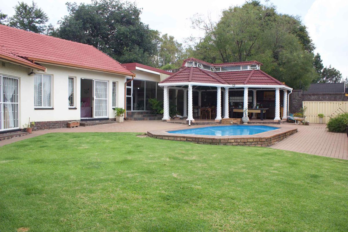 Beautiful 5 Bedroom house with swimming pool in Glen Marais - Photo 2