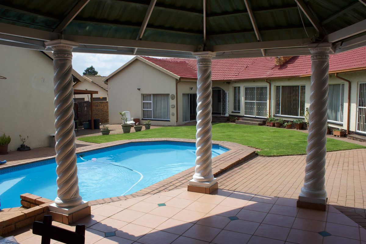 Beautiful 5 Bedroom house with swimming pool in Glen Marais - Photo 2