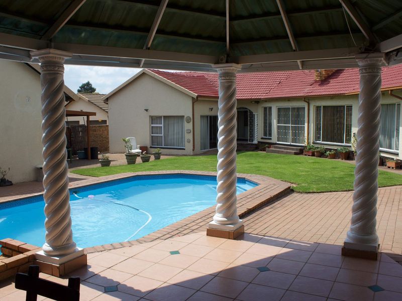 Beautiful 5 Bedroom house with swimming pool in Glen Marais - Photo 2