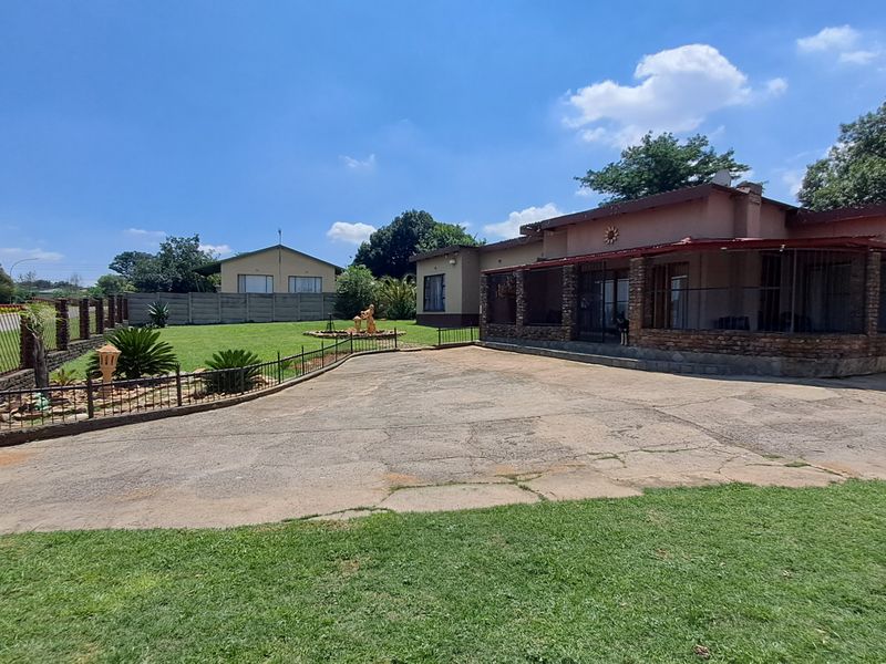 Big stand • Solid structure • Loads of potential • Priced to sell - Photo 2