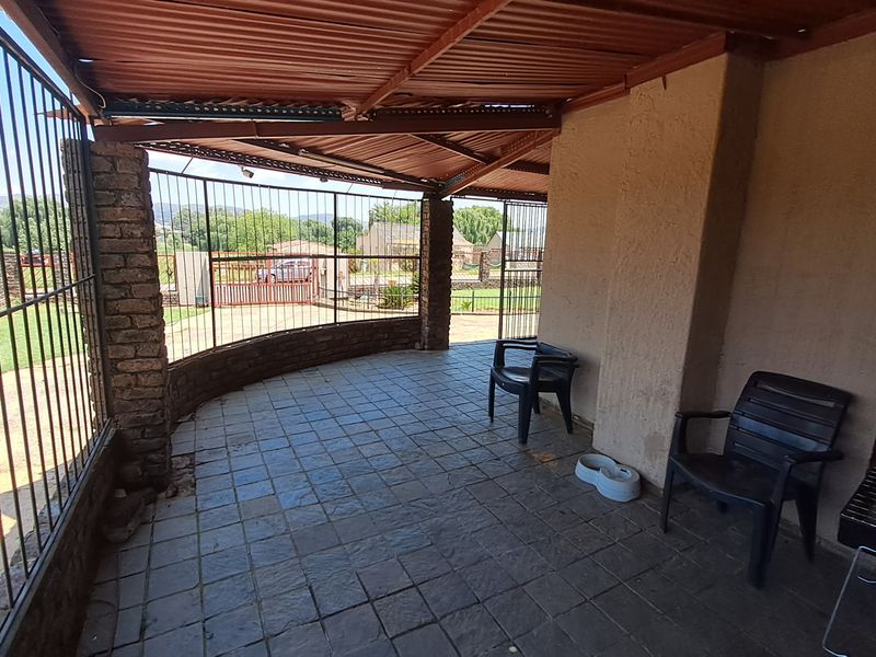 Big stand • Solid structure • Loads of potential • Priced to sell - Photo 4