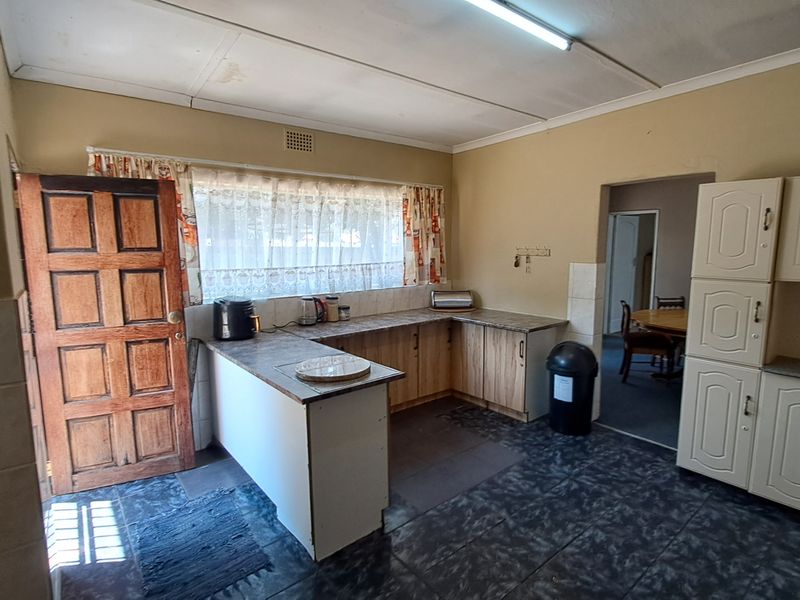 Big stand • Solid structure • Loads of potential • Priced to sell - Photo 10