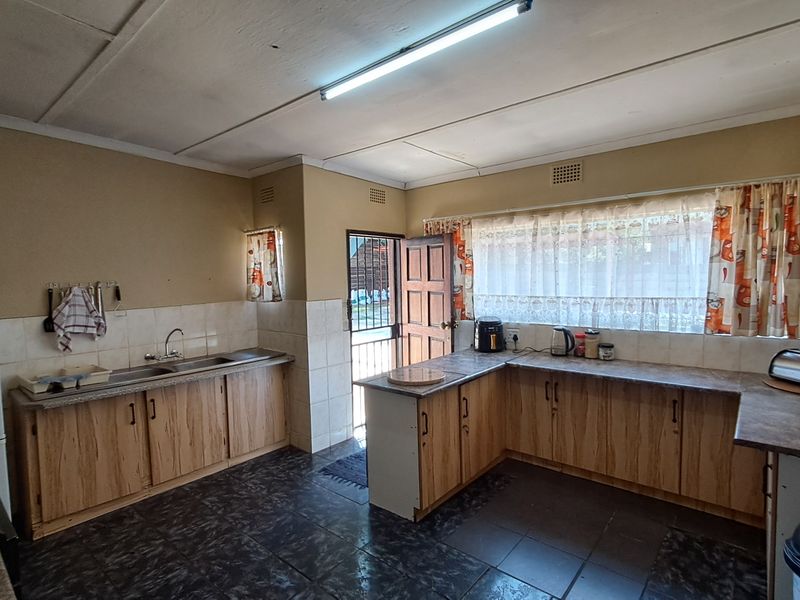 Big stand • Solid structure • Loads of potential • Priced to sell - Photo 9