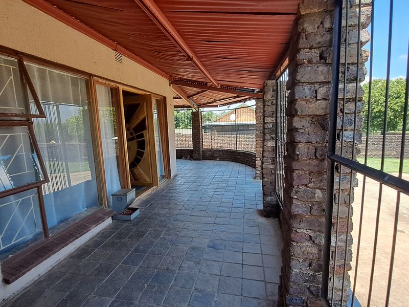 Big stand • Solid structure • Loads of potential • Priced to sell - Photo 3