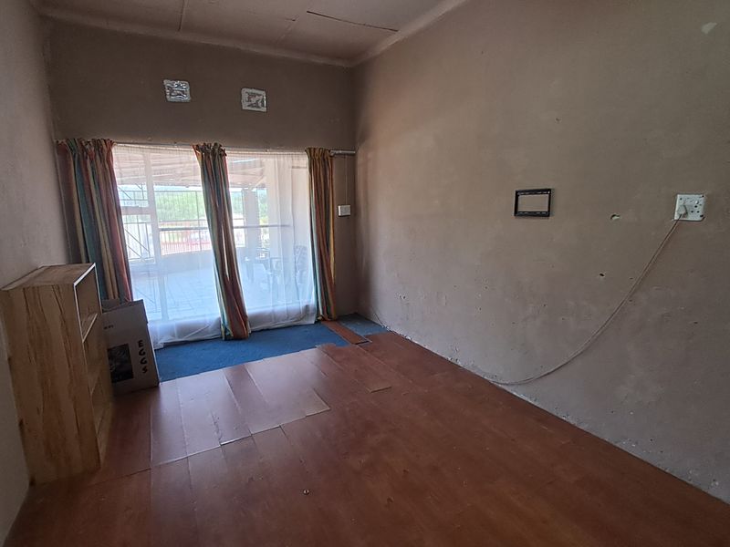 Big stand • Solid structure • Loads of potential • Priced to sell - Photo 8